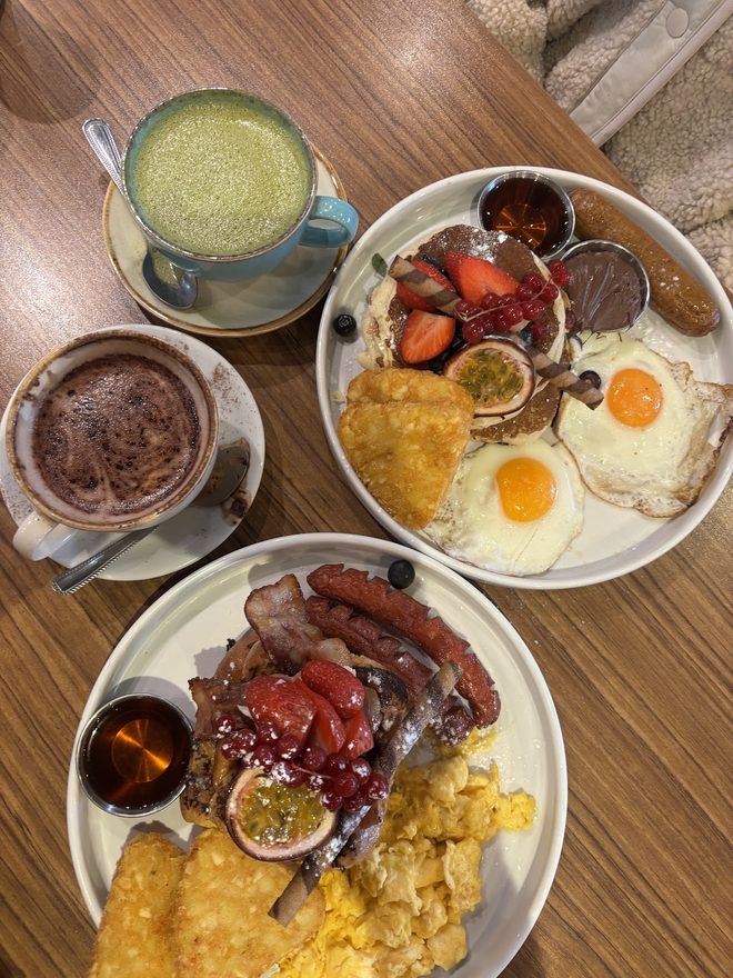 Cooked breakfasts with sausage, egg, mushrooms and beans plus hot drinks
